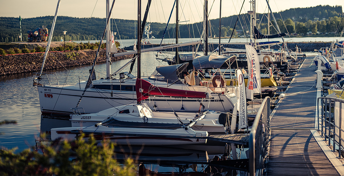 Plachetnice zakotvené v přístavu Marina Lipno