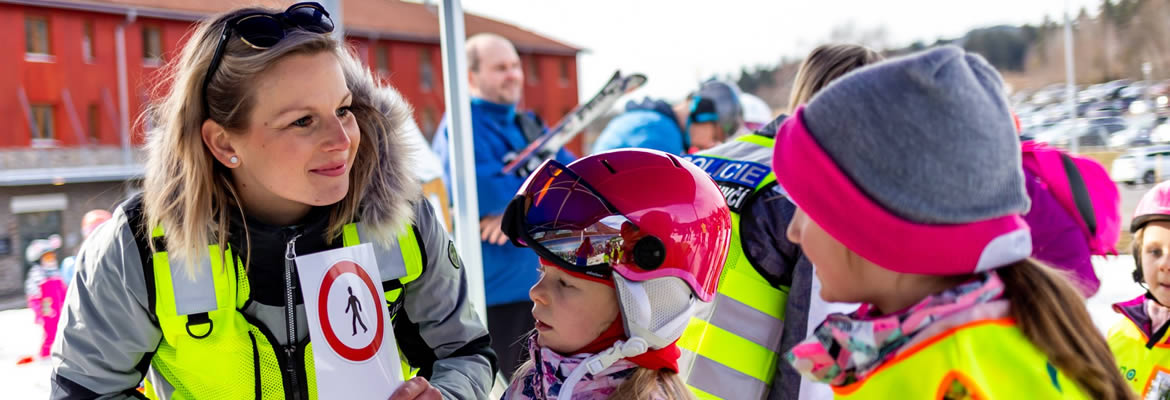 Policistka ukazuje dětem značku Vstup zakázán