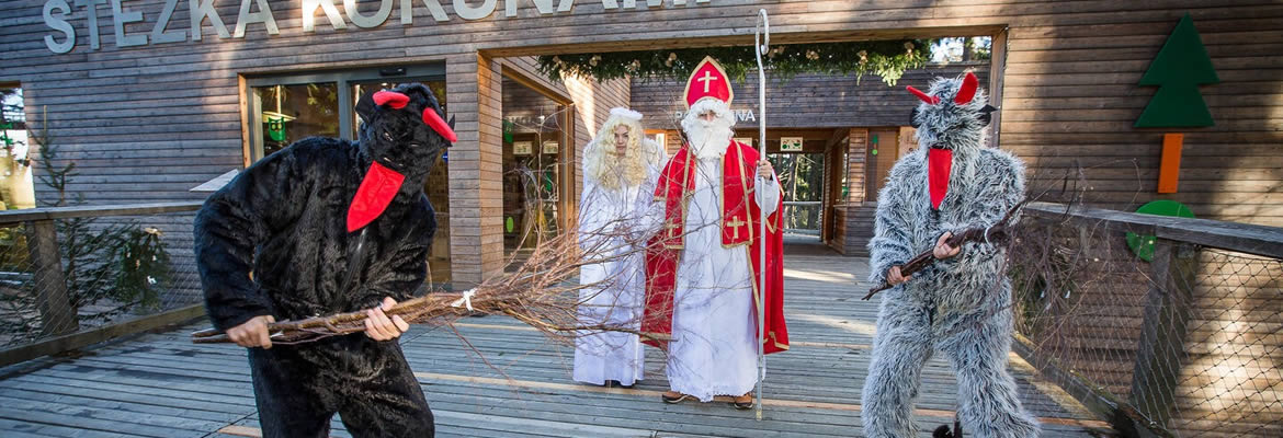 Mikuláš s andělem a čerty u vstupu na Stezku korunami stromů