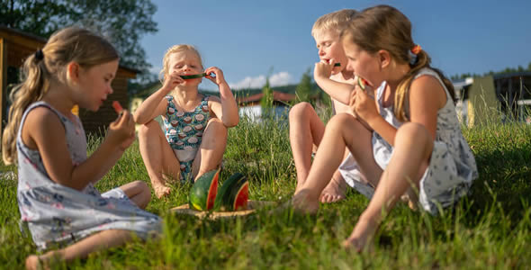 Děti jedí meloun v blízkosti aparmtánu Landal Marina Lipno